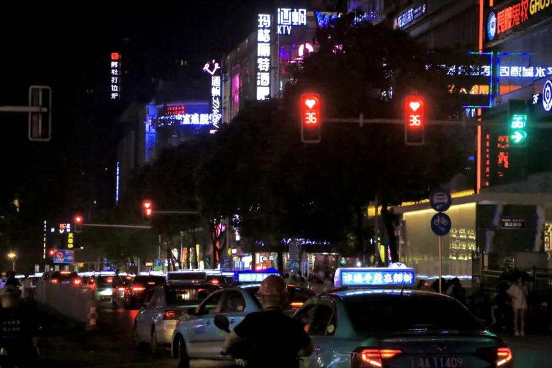 七夕長沙，愛心紅綠燈正在上演！