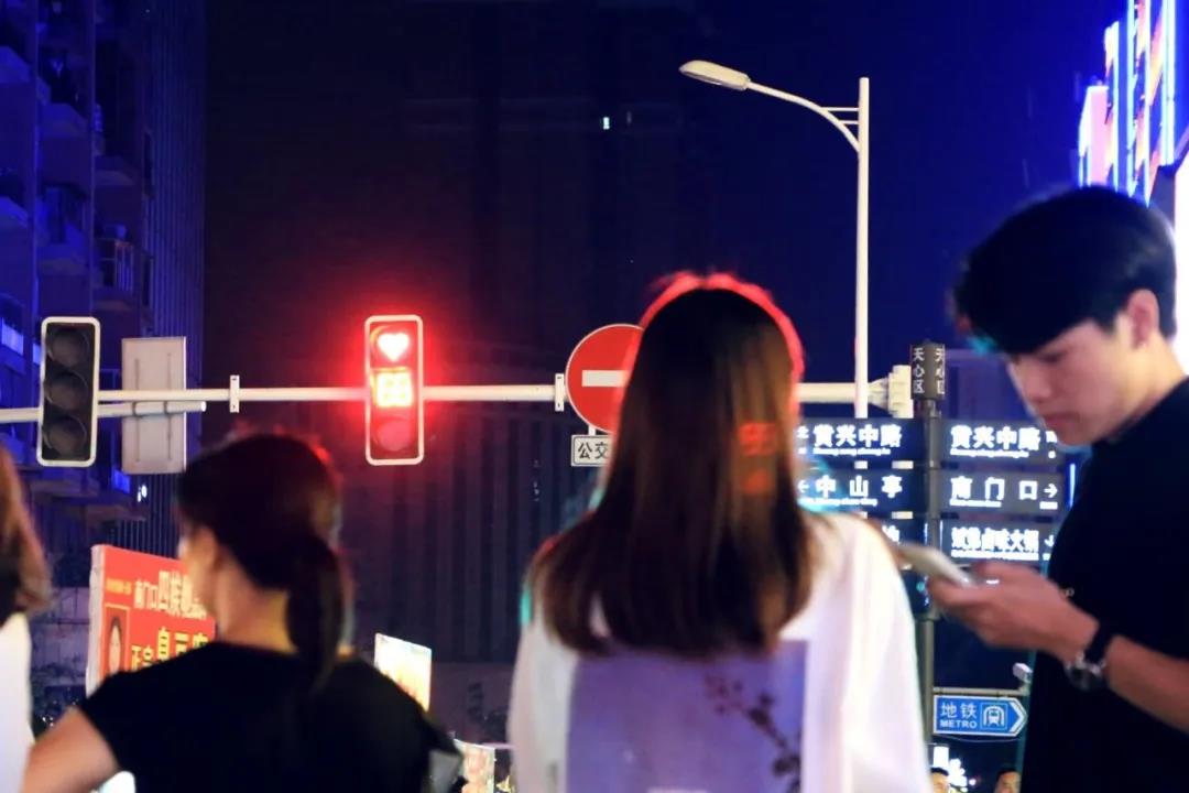 七夕長沙，愛心紅綠燈正在上演！